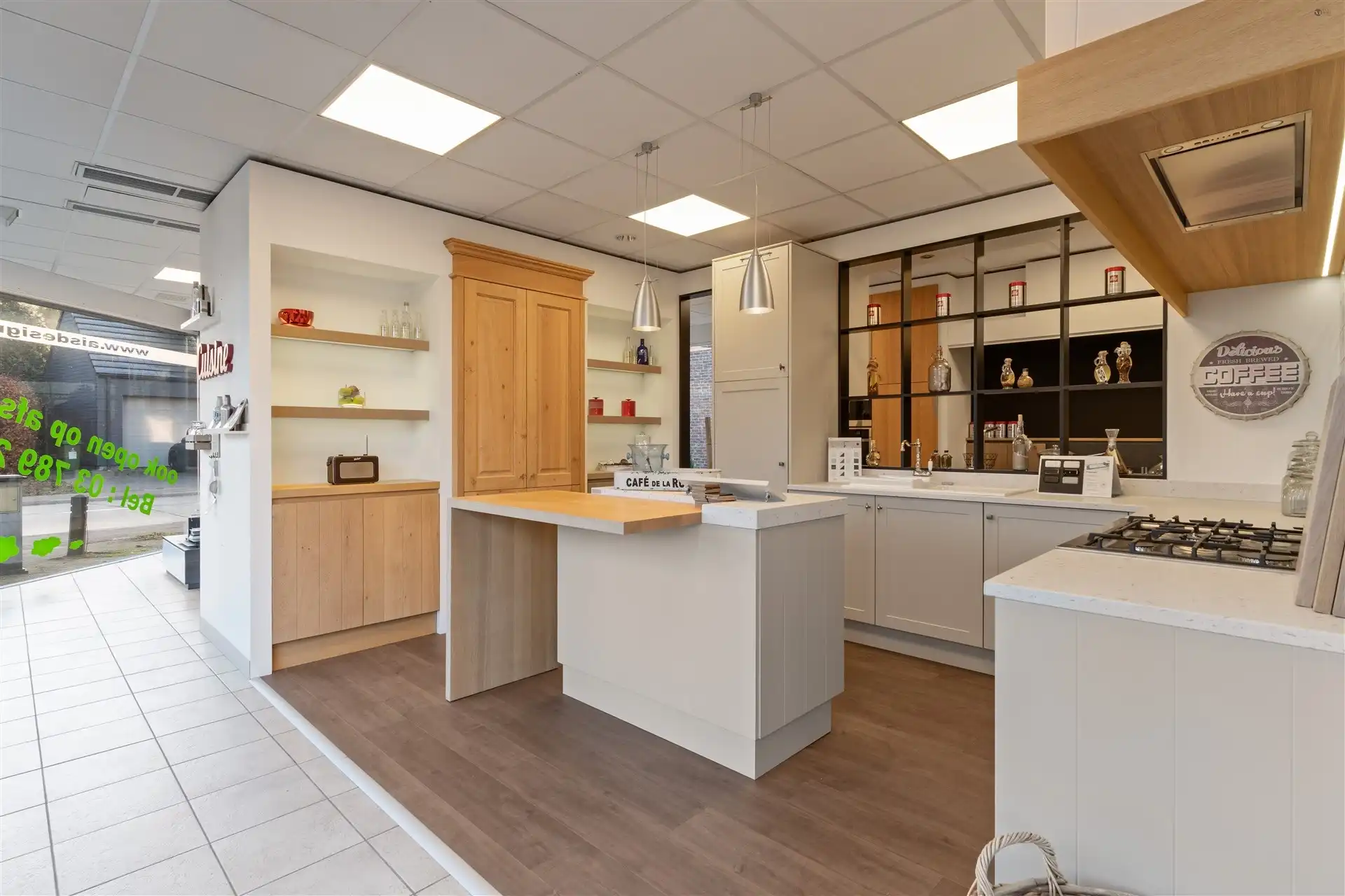 Ruim magazijn + showroom van samen 653m² groot foto 12