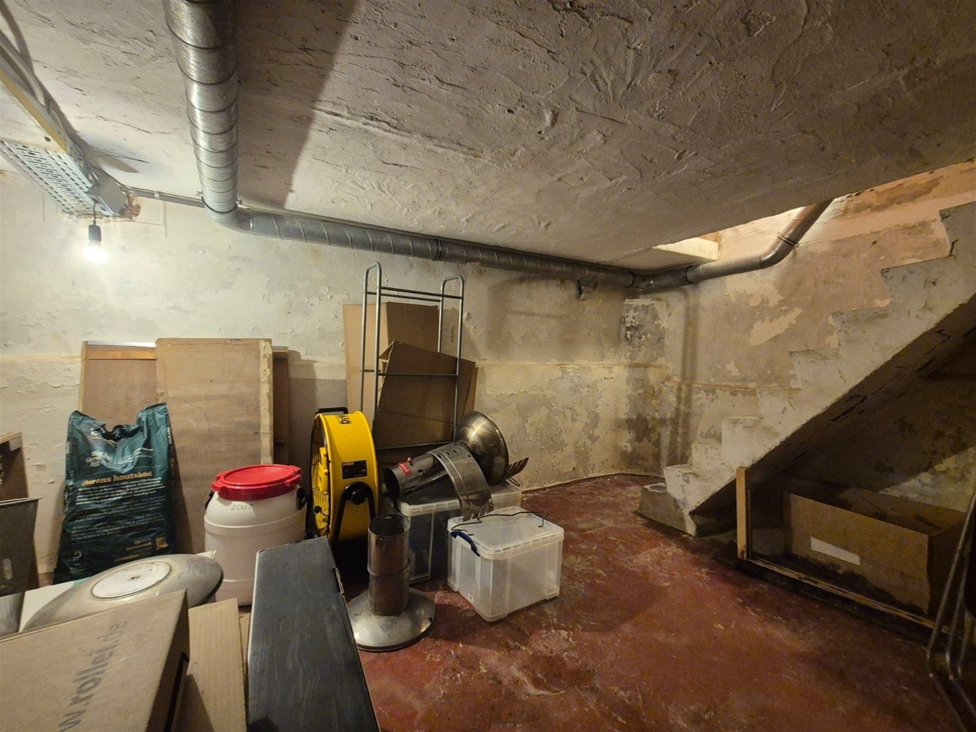 Gelijkvloerse kantoorruimte met kelder en terras. foto 23