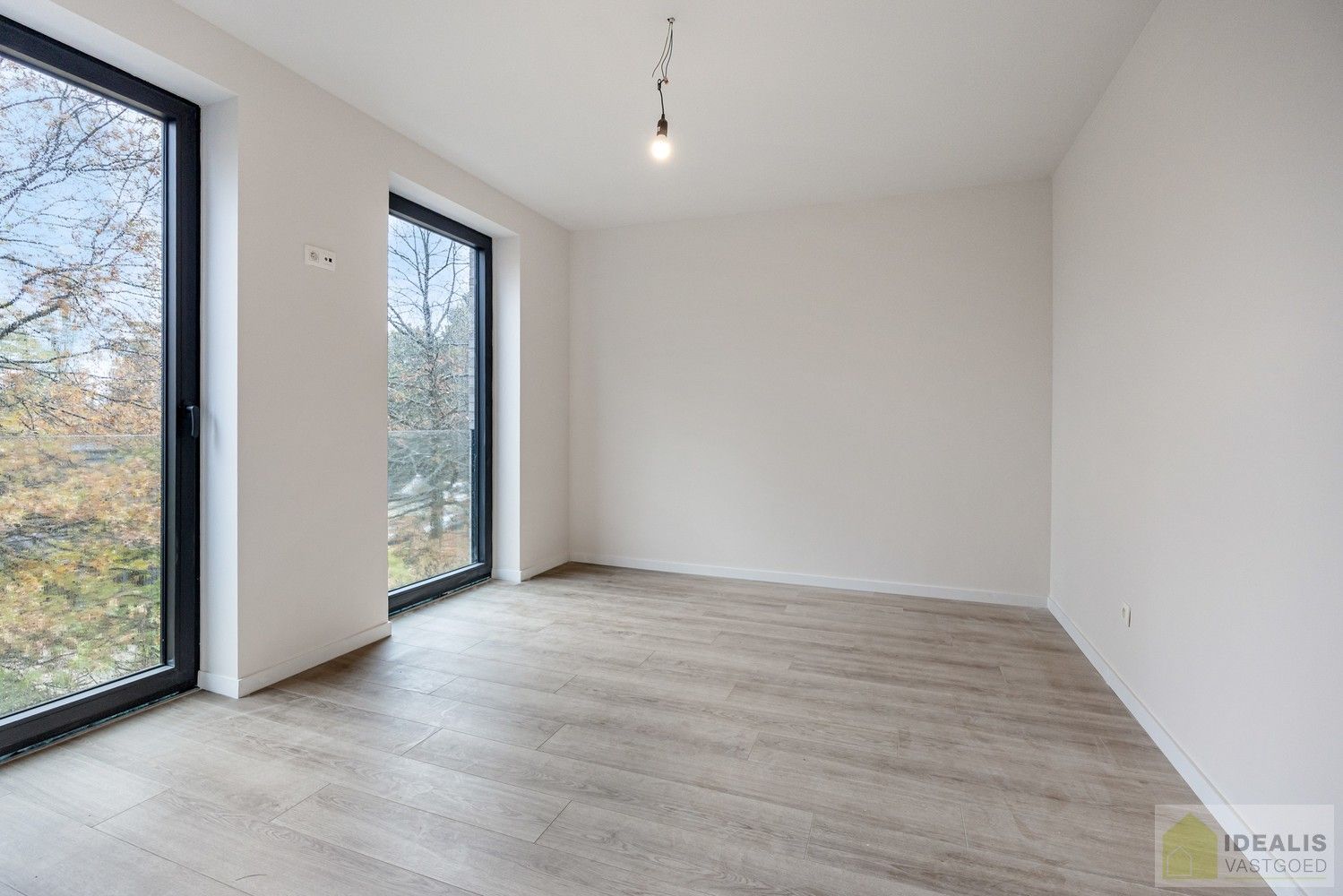 PRACHTIG INSTAPKLAAR NIEUWBOUWAPPARTEMENT MET AUTOSTAANPLAATS EN KELDERBERGING MIDDEN IN HARTJE LOMMEL, EEN AANGENAME LEEFRUIMTE MET OPEN KEUKEN EN AANSLUITEND AAN TERRAS, BERGRUIMTE, 2SLAAPKAMERS EN RUIME BADKAMER. foto 11