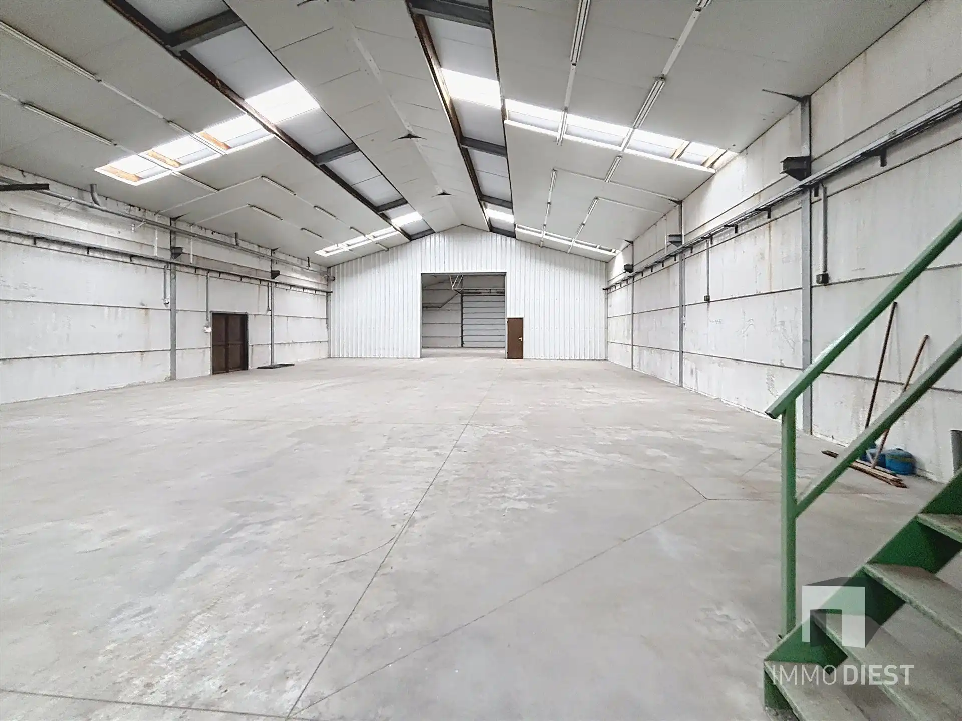 Magazijn met bureel en parking op toplocatie foto 7