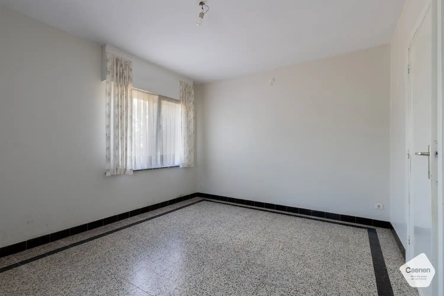 VRIJSTAANDE LANDELIJKE GELEGEN TE RENOVEREN WONING met 3 slaapkamers en MOOI PERCEEL VAN 980 m² foto 8