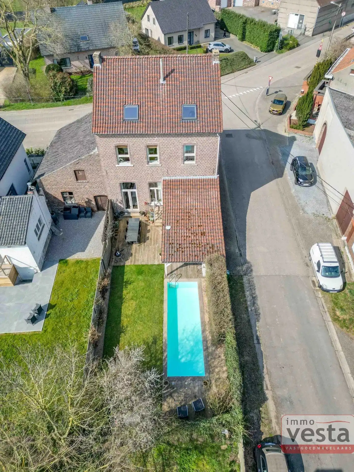 Karaktervolle woning met zwembad en ingerichte leefzolder foto 30