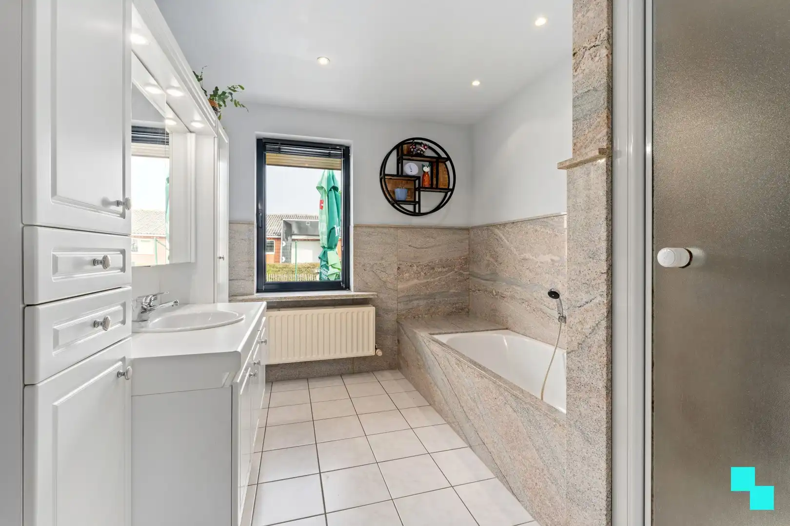 Ruime woning met loods in groene omgeving - Oekene foto 16