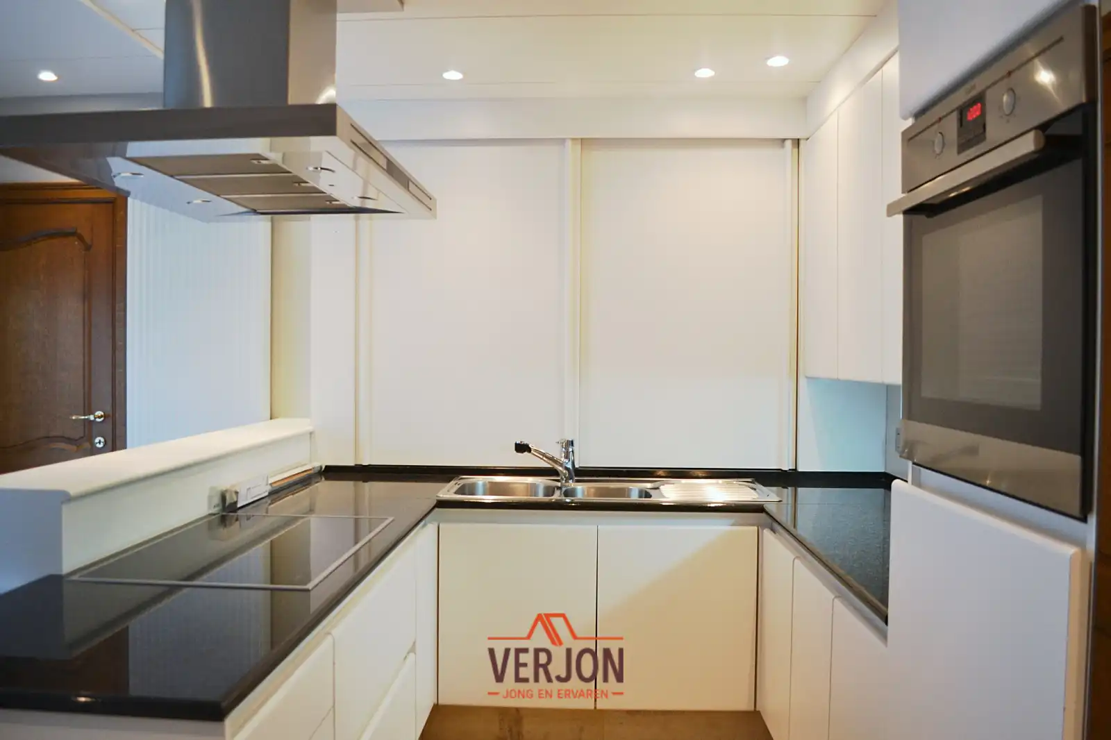 Villa met 4 slaapkamers en dubbele garage in een doodlopende straat te koop in Izegem! foto 8