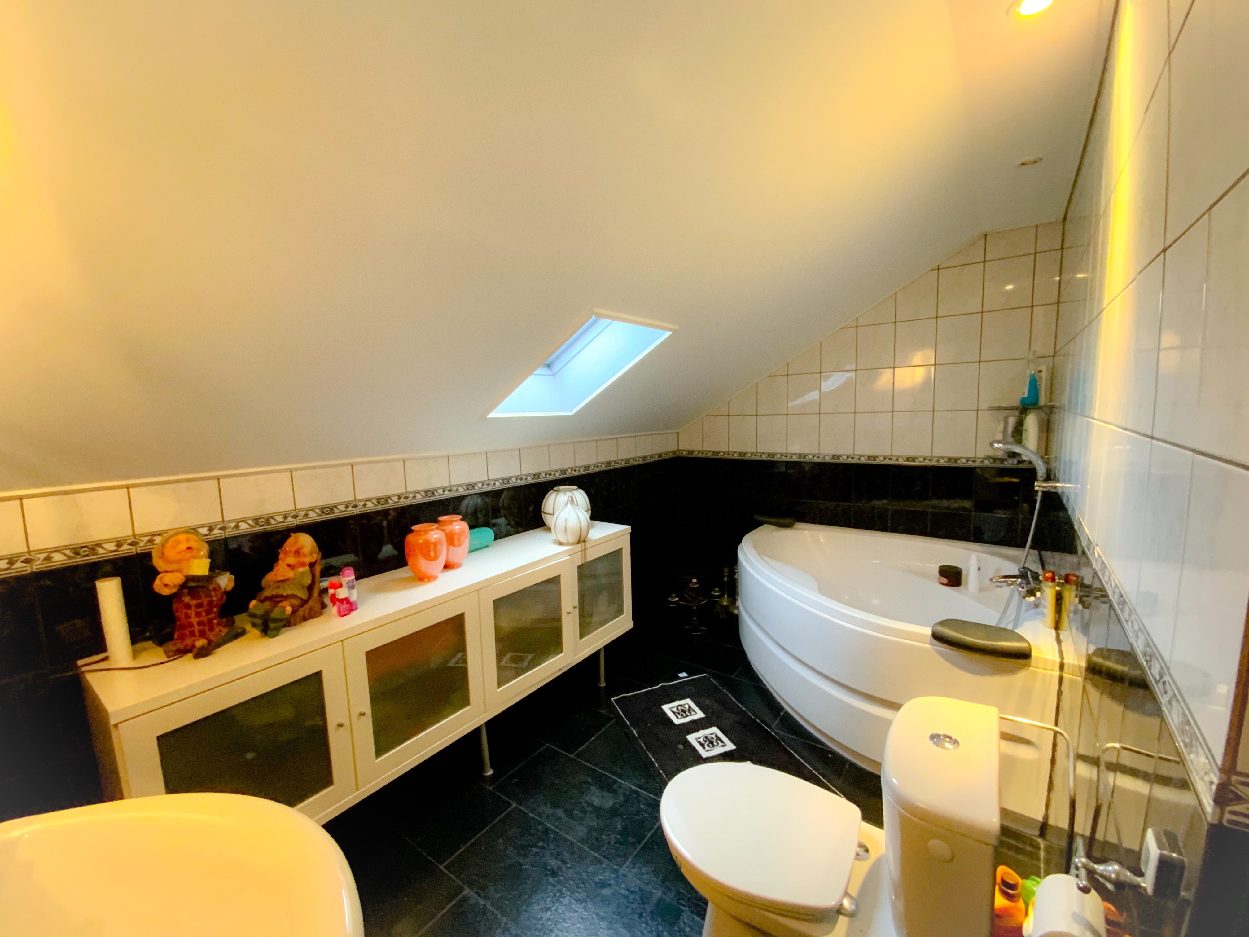 Ruime halfopen vierslaapkamerwoning te Oosteeklo foto 10