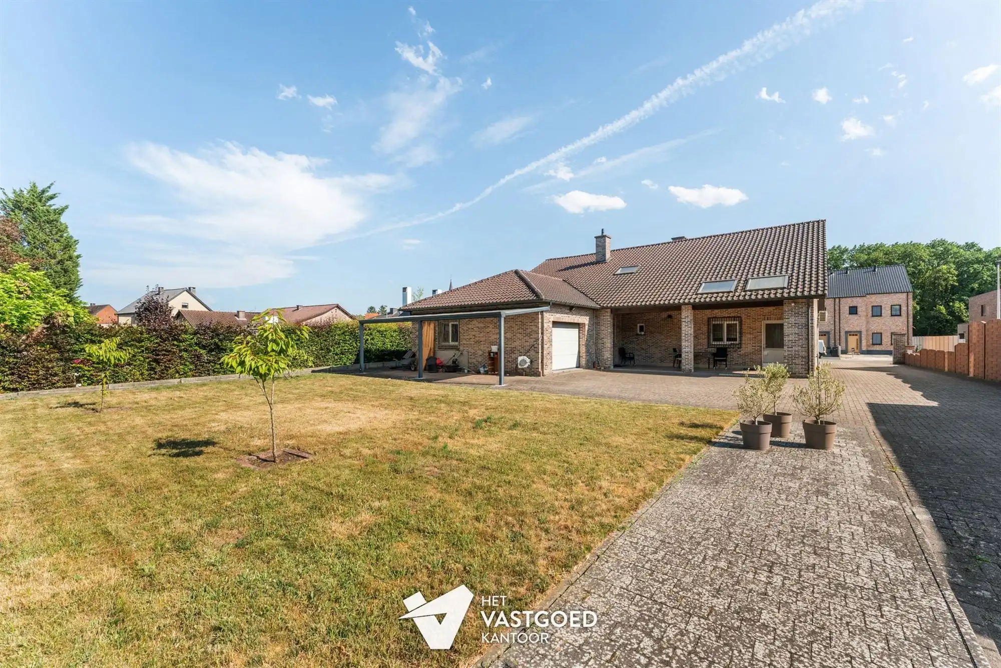 ZEER RUIME WONING MET 5 SLAAPKAMERS UITERST RUSTIG GELEGEN OP EEN PERCEEL VAN 1415 M² TE BERINGEN foto 2
