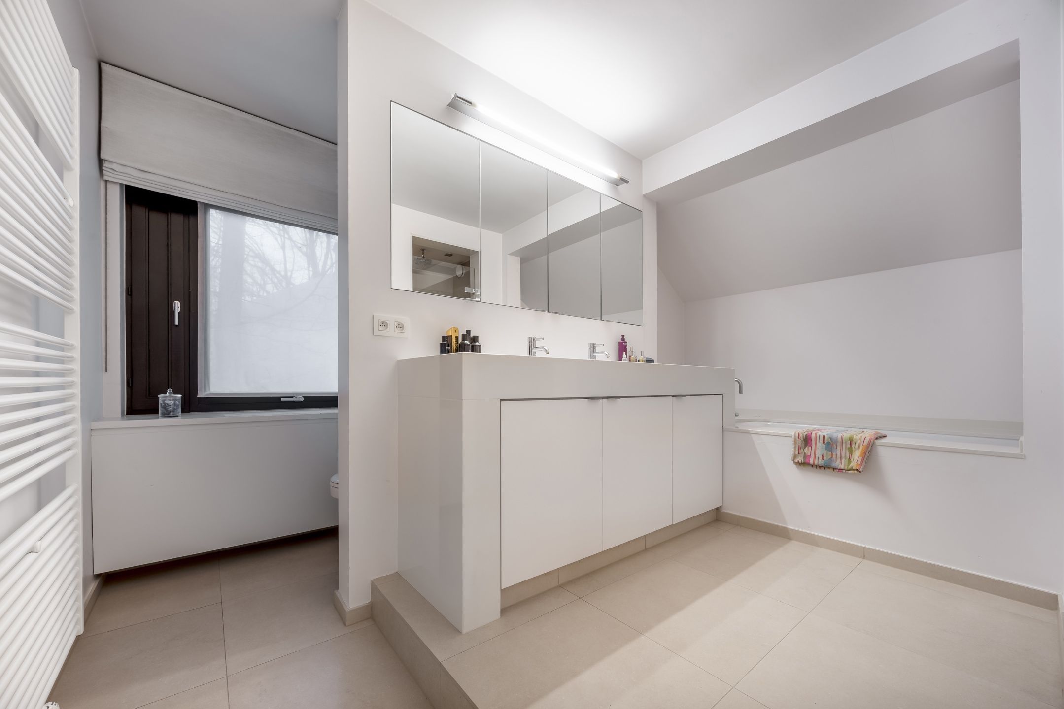 Karakterwoning met brutalistische gevel  in Hof ter Linden foto 23