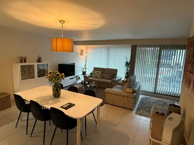 Ruim en toegankelijk 2-slaapkamerappartement met terras in Waregem foto 4