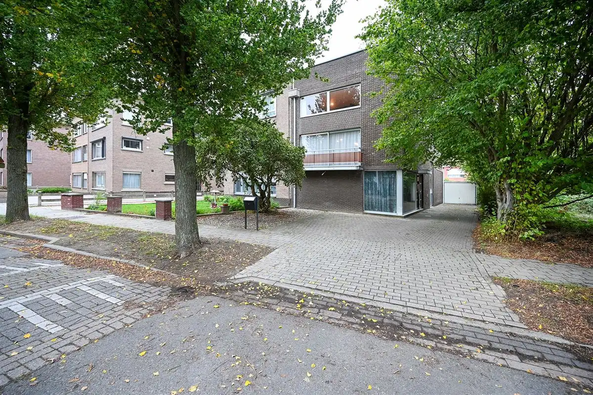 Ruime splitlevel woning met veel potentieel foto {{pictureIndex}}