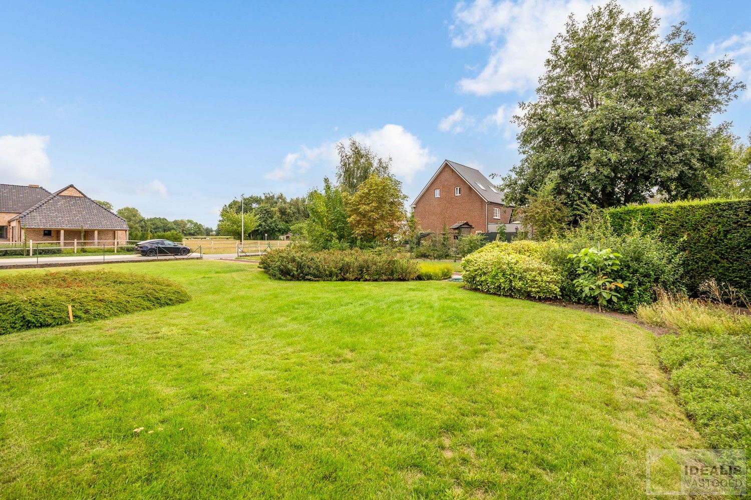 PRACHTIG GELEGEN BOUWGROND AAN DE RAND VAN SINT-HUIBRECHTS-LILLE! – Zeer mooi gelegen perceel met een oppervlakte van 6a 32ca! Zeer geschikt voor kandidaten die hun eigen droomwoning willen realiseren op deze prachtige plek, omgeven door natuur! Dit mooie perceel stelt u in staat vrij te wonen in het groen op fietsafstand van het centrum van Neerpelt! foto {{pictureIndex}}