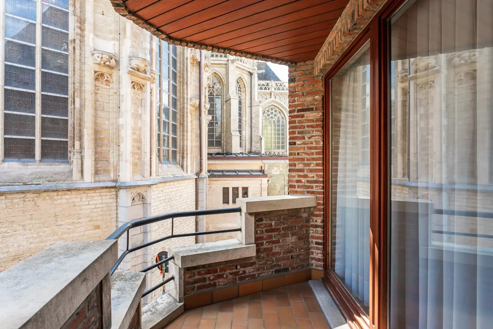 Ruim 3-slaapkamerappartement (EPC C) met terras en uniek zicht op de basiliek in hartje Halle foto 18