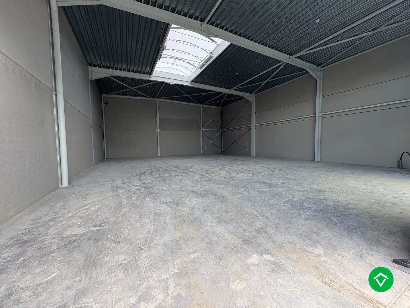Loods te koop – 277 m² met 2 parkeerplaatsen inbegrepen op de industriezone te Ichtegem foto 3