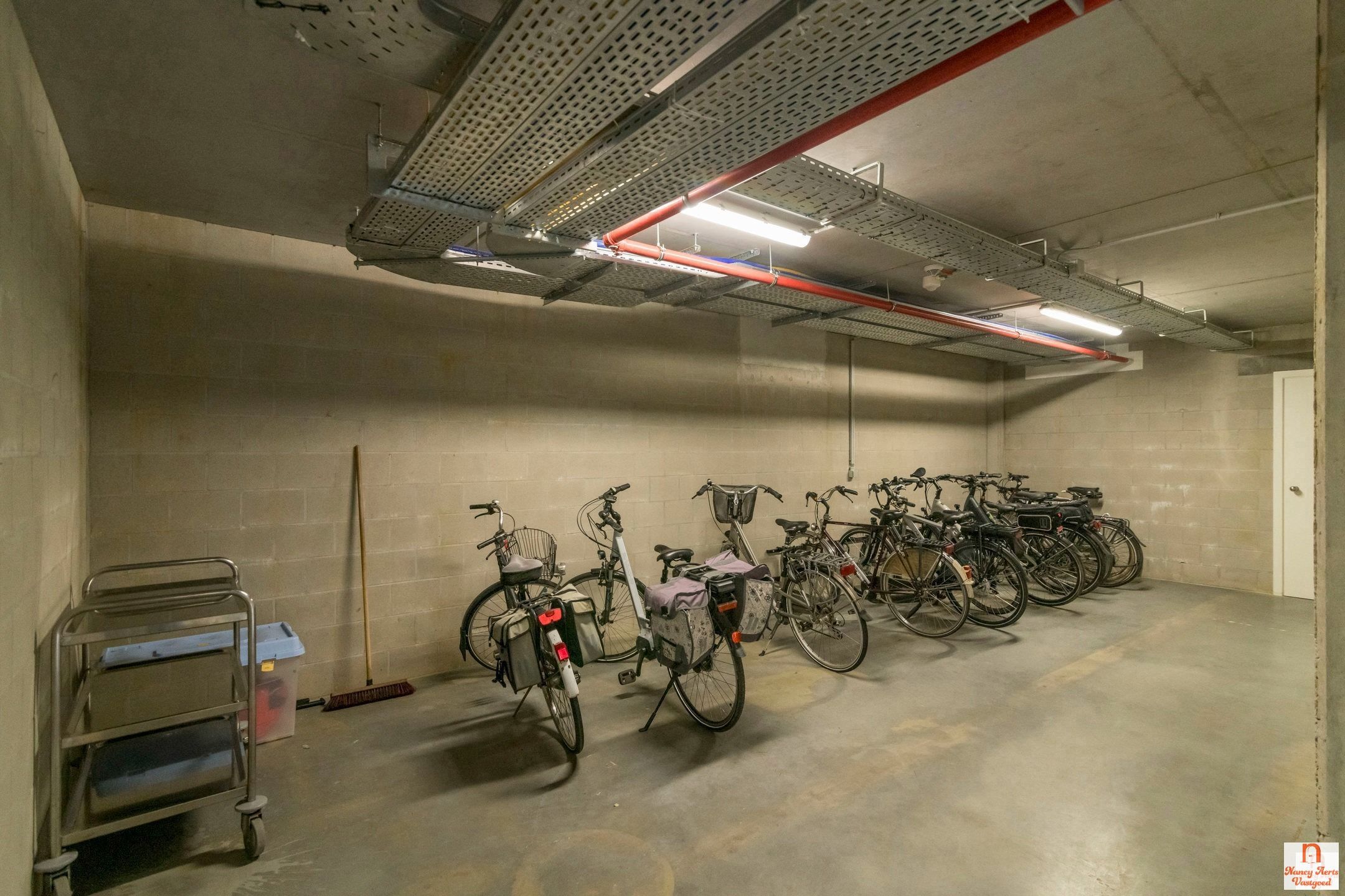 Ruimtelijk wonen met verfijnde afwerking in hartje Koersel foto 29