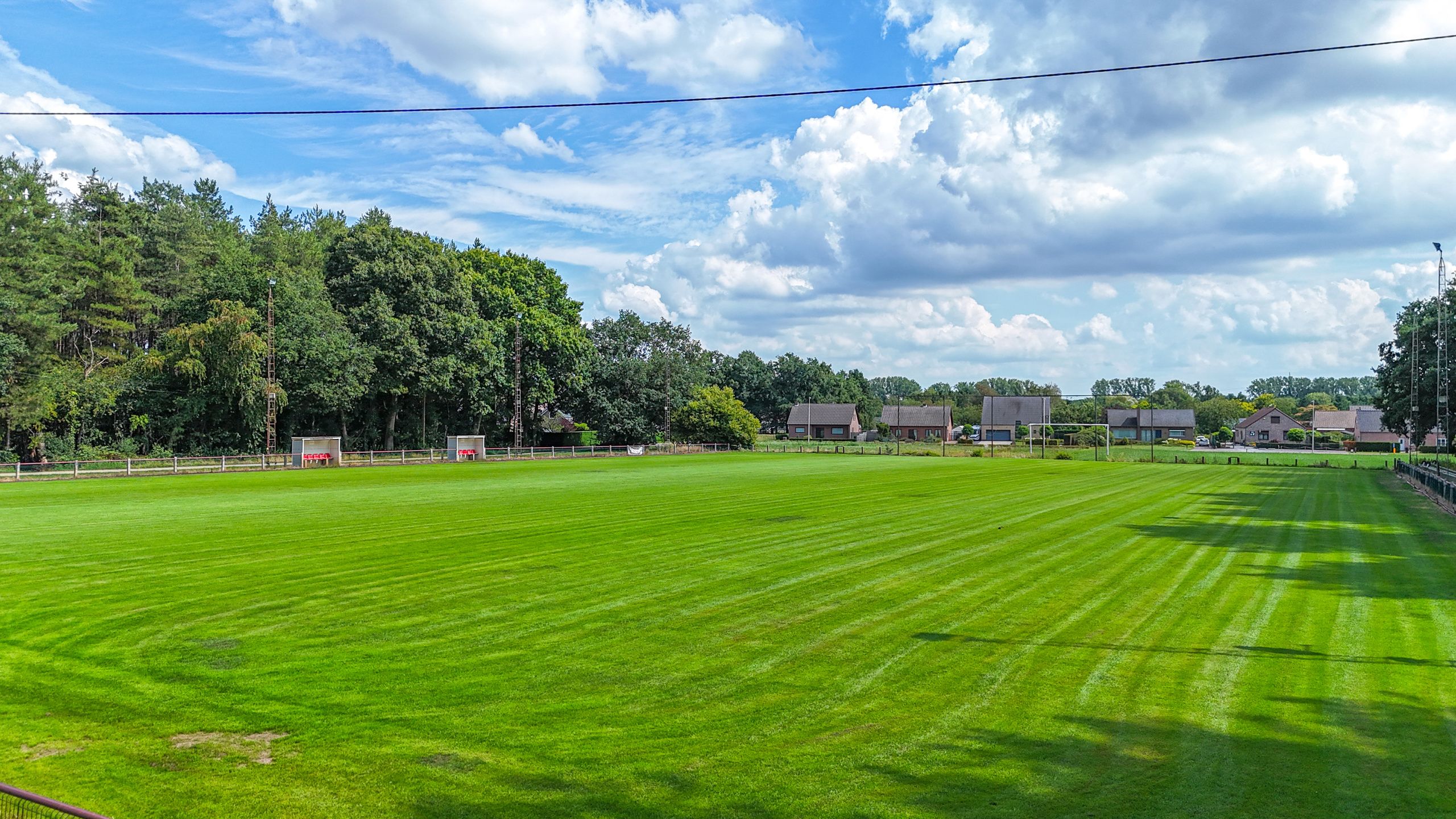 Voetbalveld en kantine op 2,45 ha in prachtig bosrijk gebied! foto 4
