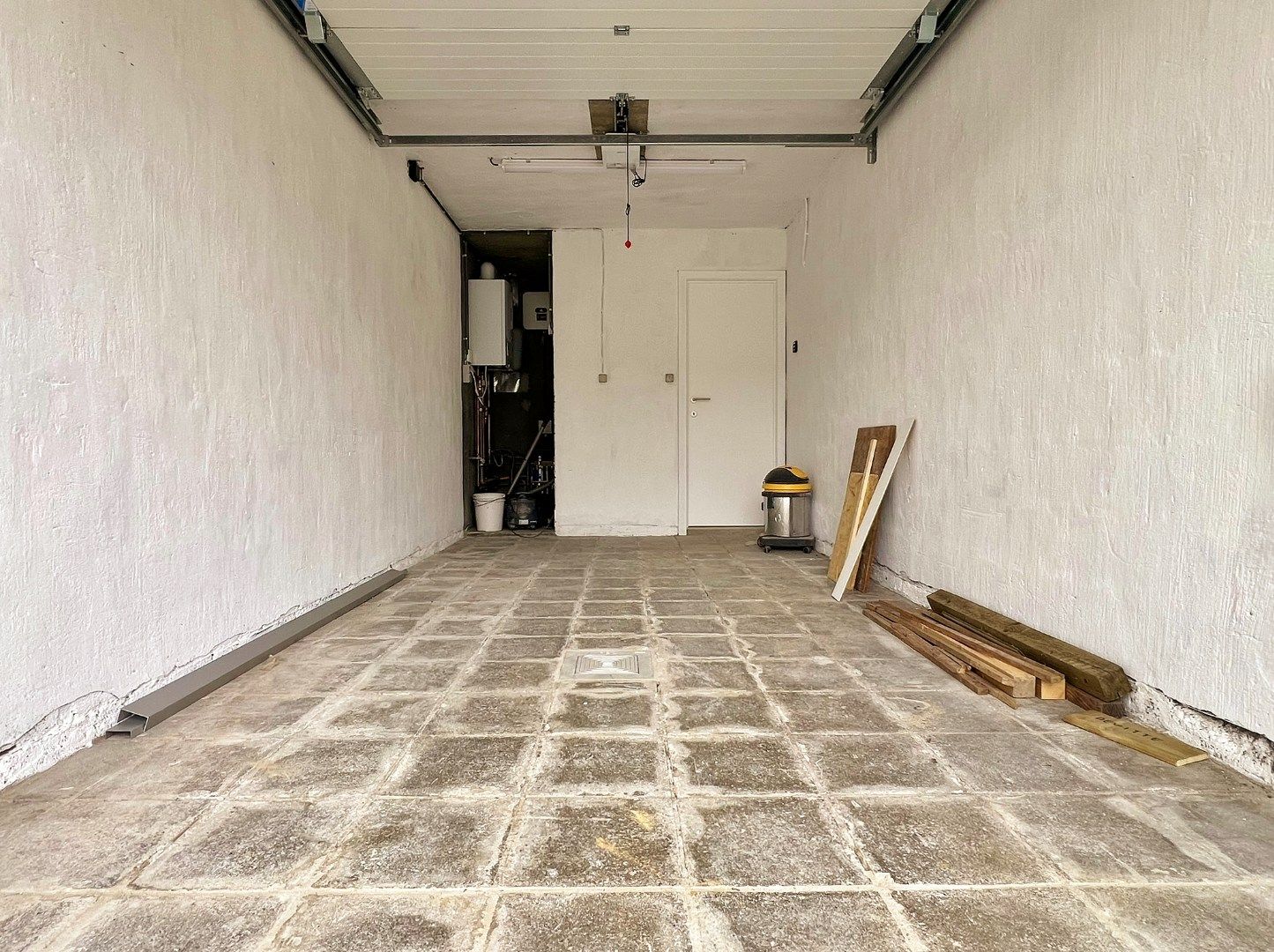 Volledig vernieuwde halfopen woning met garage, 4 slaapkamers en tuin foto 6