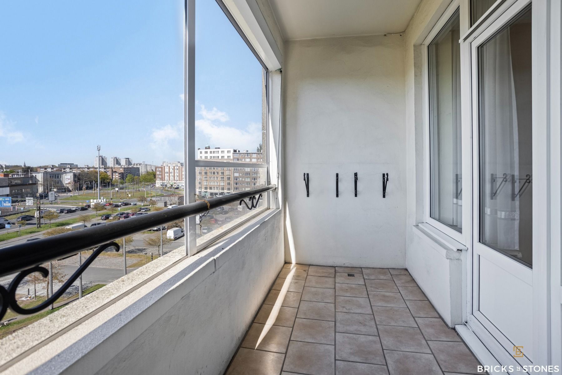 Ruim 3-slaapkamer appartement met terras en panoramisch zicht foto 8