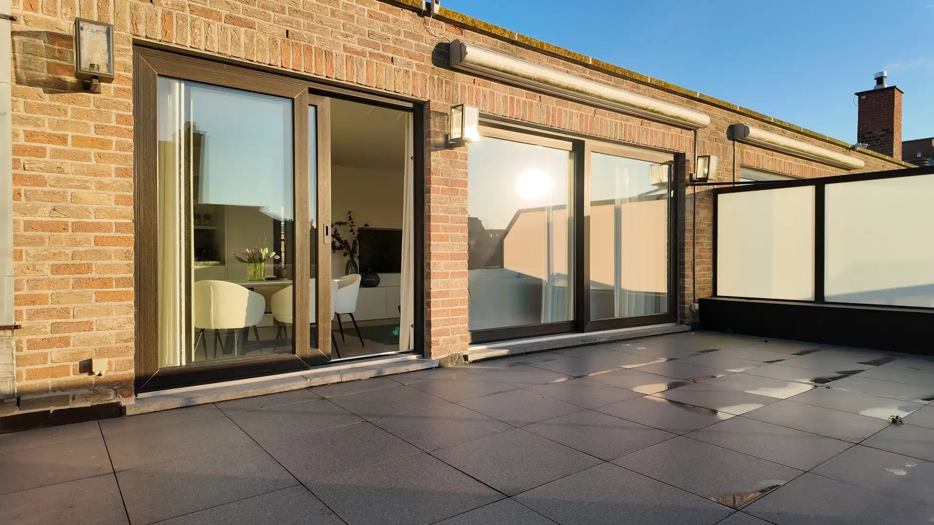 Gemeubeld: gerenoveerd appartement vlakbij de zeedijk met prachtige terrassen foto 9