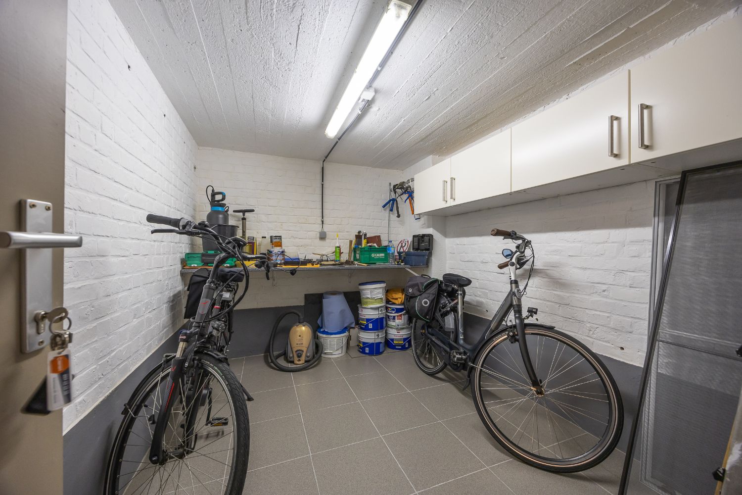 Gerenoveerd 2-slaapkamer appartement met inpandige garage in hartje Oostende foto 26