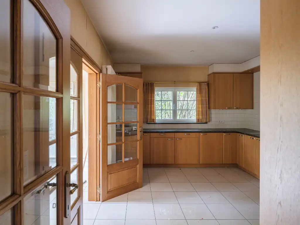 Vrijstaande villa (BJ 2001) met onder meer 6 slaapkamers, 2 badkamers en een dubbele inpandige garage foto 10