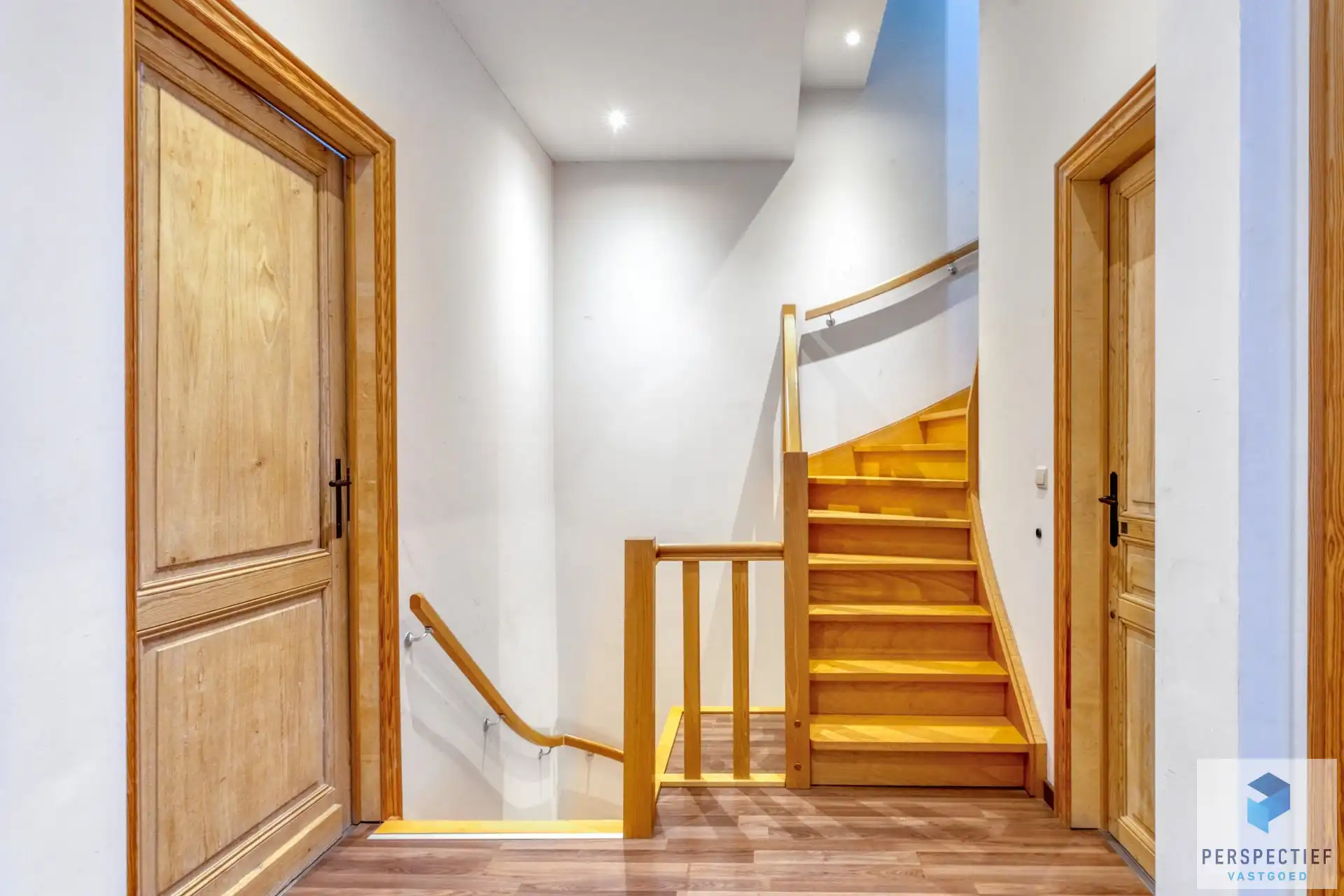 Ruime gerenoveerde woning met tuin & 2 privatieve autostaanplaatsen foto 10