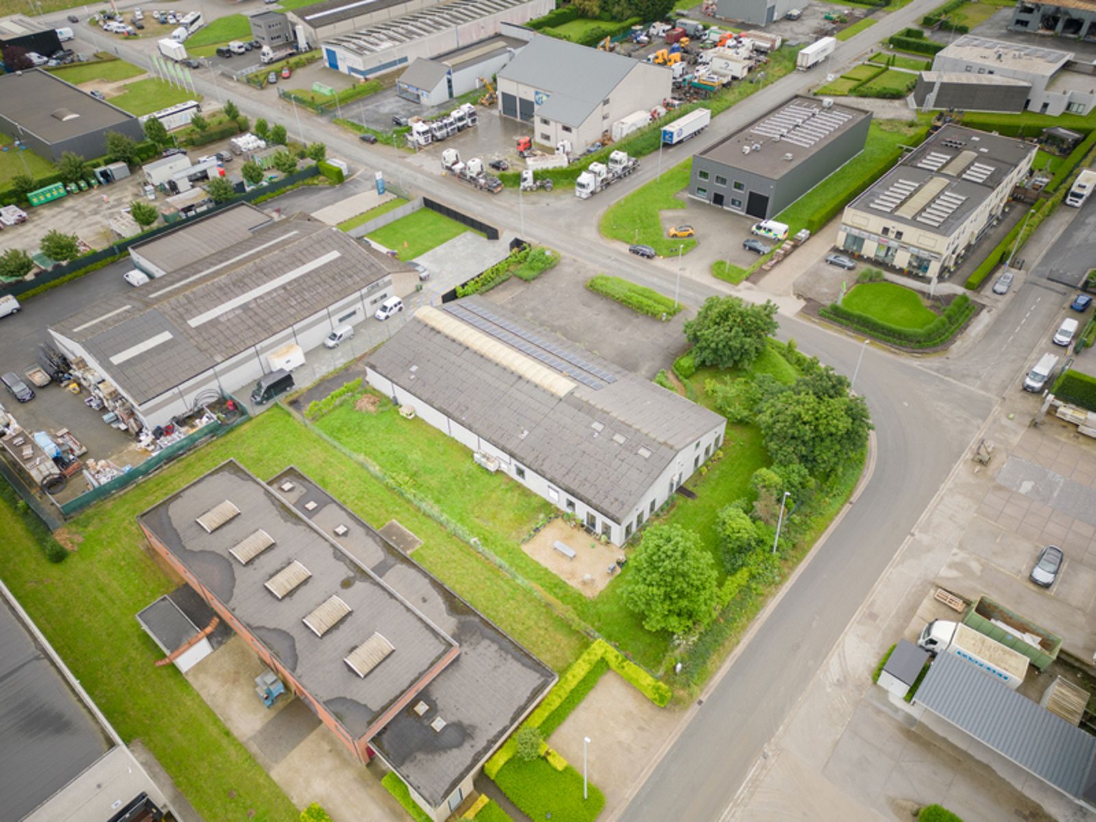 Gebouw industrie met burelen inclusief woongedeelte en tuin foto 1