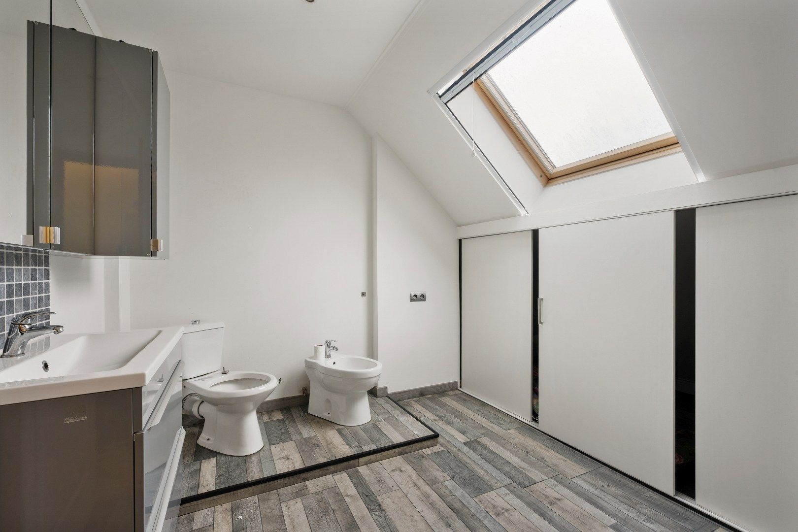 Gerenoveerde, energiezuinige woning met 4 slaapkamers, 2 badkamers en stadstuin in Menen foto 13