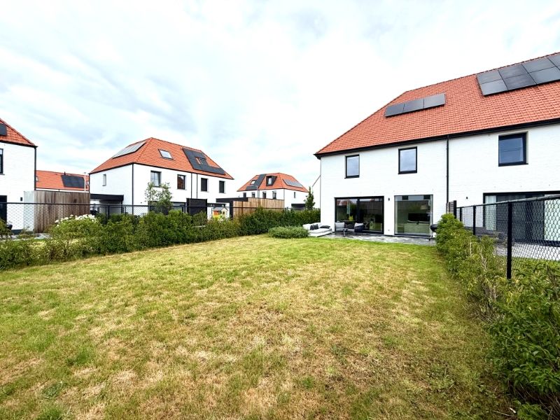 Recente, instapklare woning met 4 slaapkamers en garage foto 22