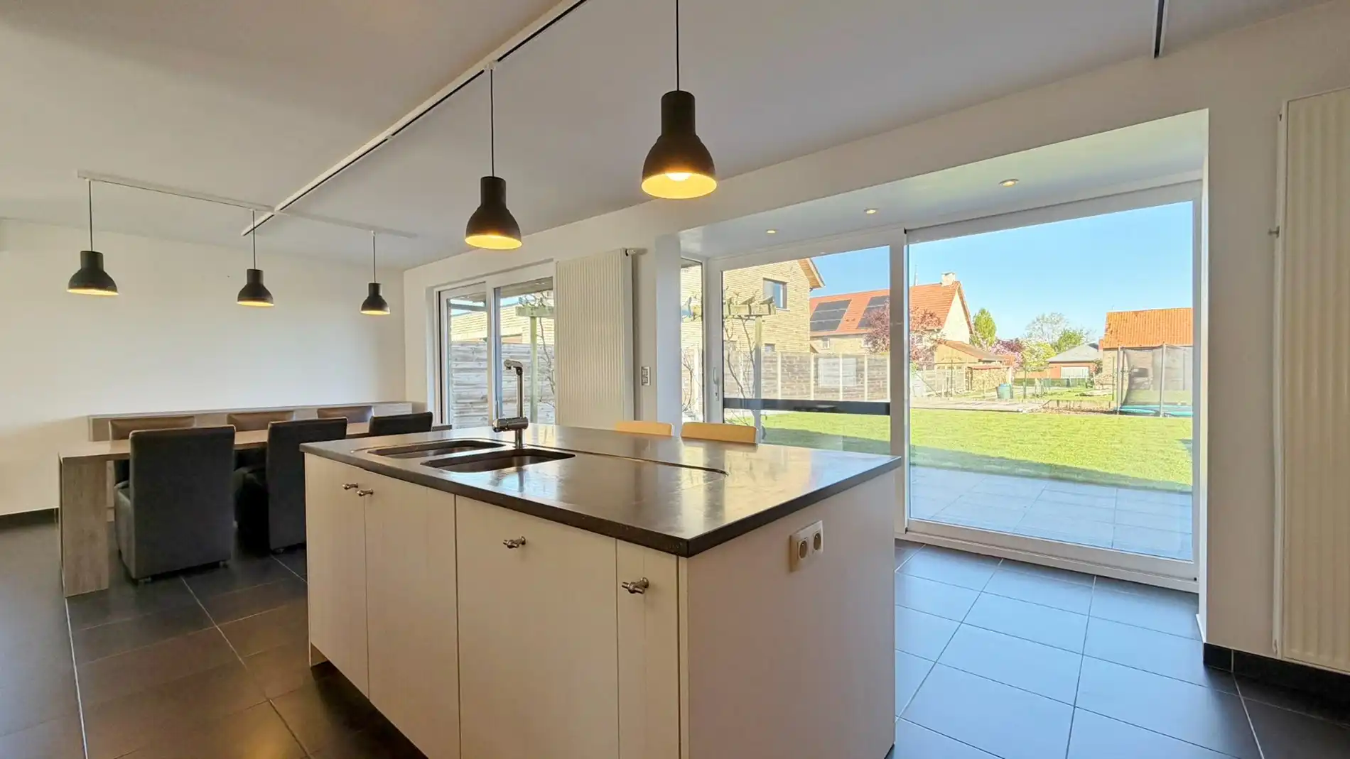 Ruime, zeer goed onderhouden villa met prachtige tuin in rustige doodlopende straat. foto 12