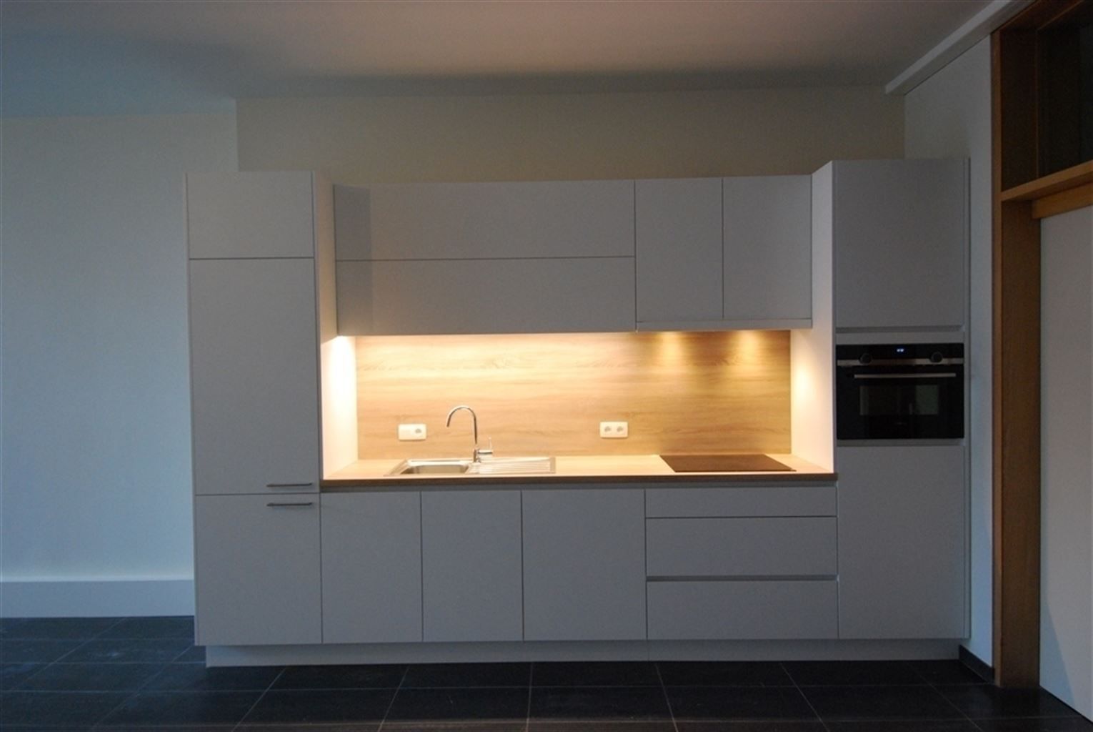 Gelijkvloers appartement met 2 slaapkamers en binnenkoer, gelegen in het centrum van Maaseik, vlak aan de markt. foto 3