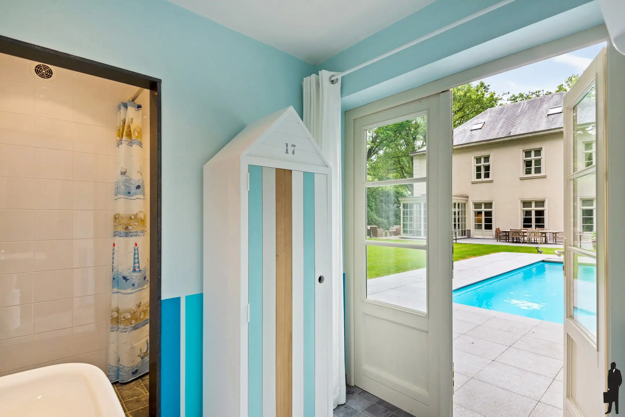 Ruime "manoir villa" gelegen in het gegeerde Hertebos te 's Gravenwezel. foto 36