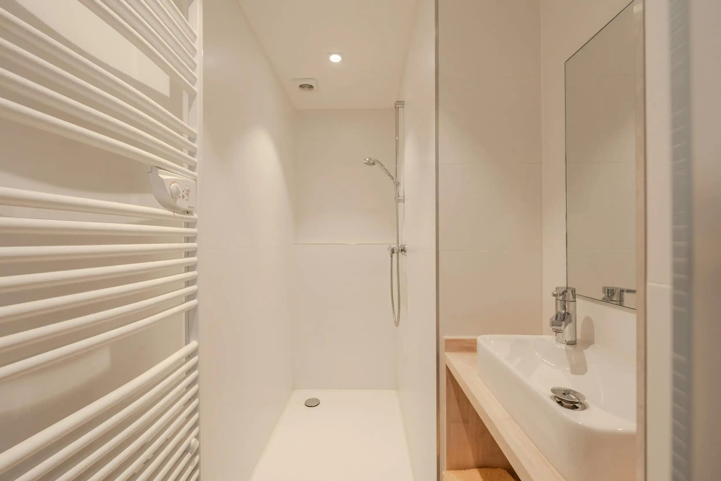 Uitzonderlijk ruim appartement met drie slaapkamers foto 12