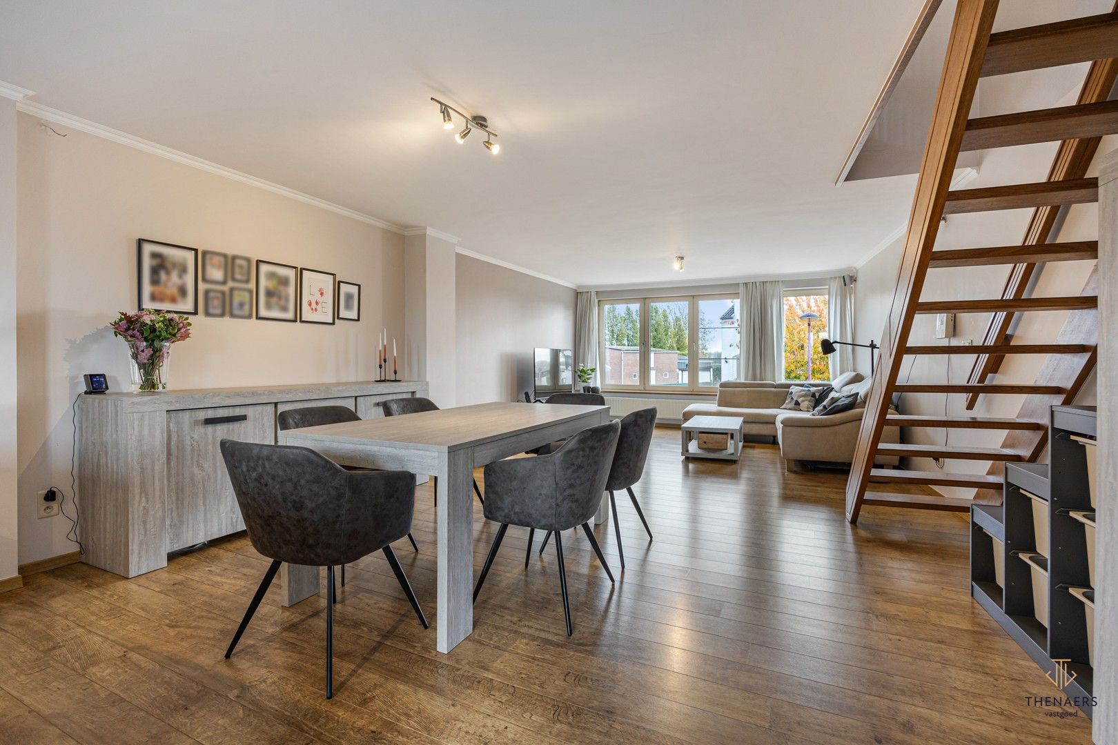 Bel-etage met polyvalente ruimte, garage en grote terrassen. foto {{pictureIndex}}