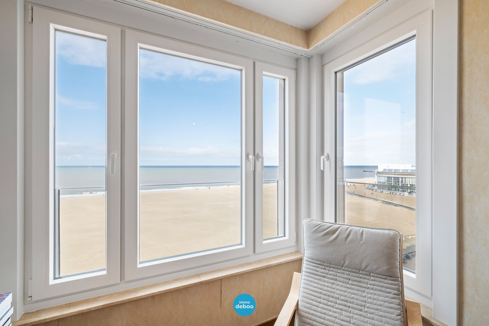 Ruim energiezuinig appartement met prachtig frontaal zeezicht foto {{pictureIndex}}