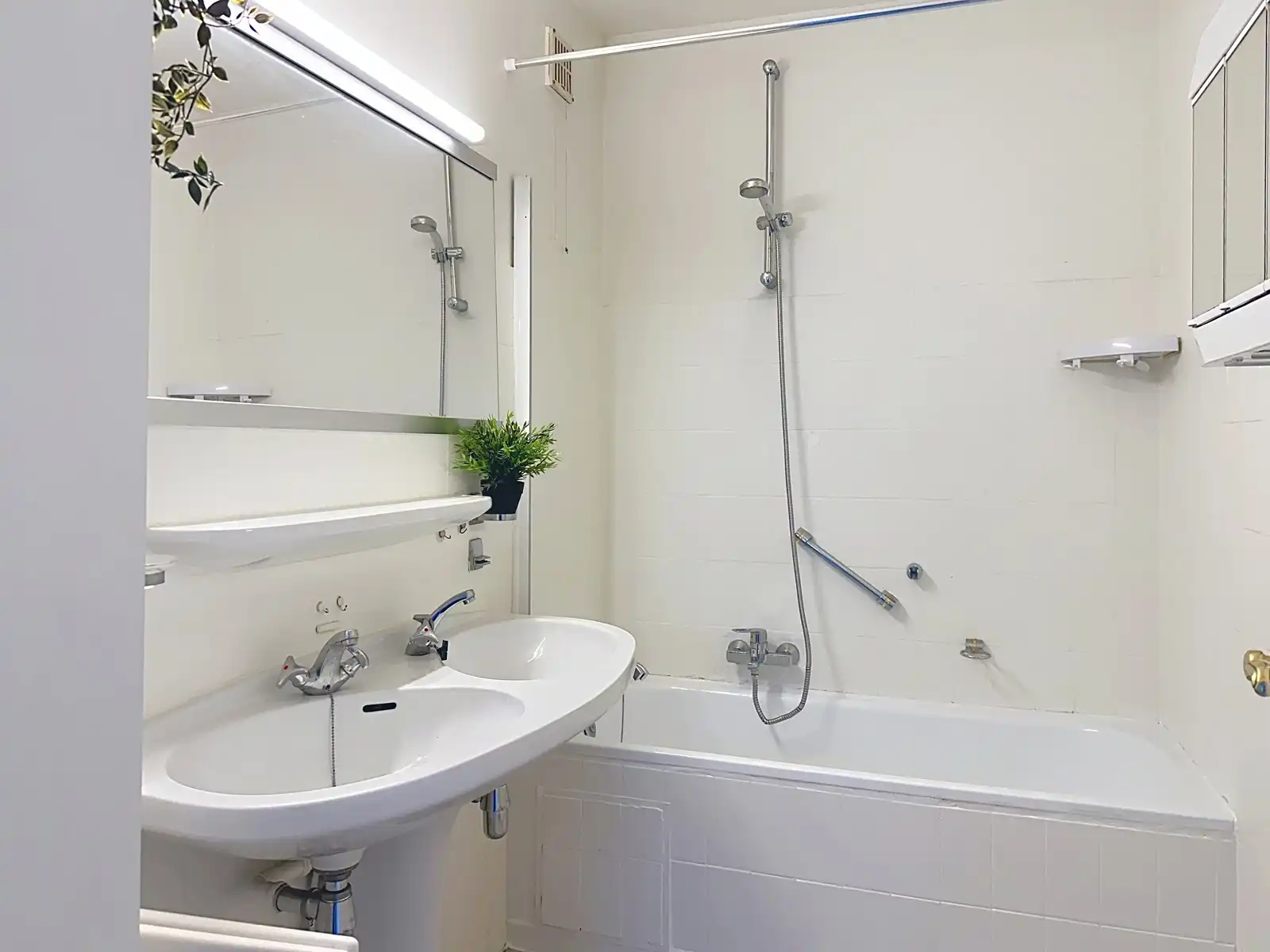 Centraal gelegen appartement met garage en staanplaats foto 16