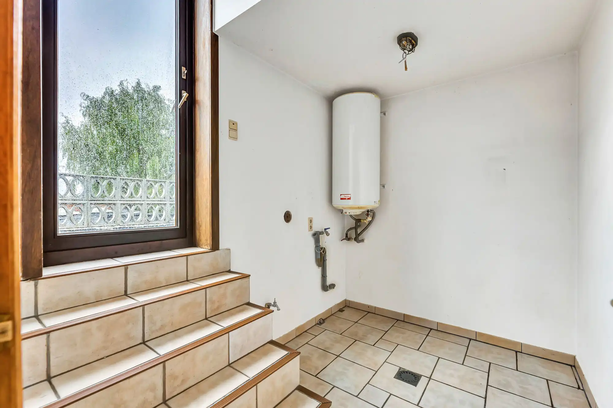 Handelswoning met ruime garage foto 16