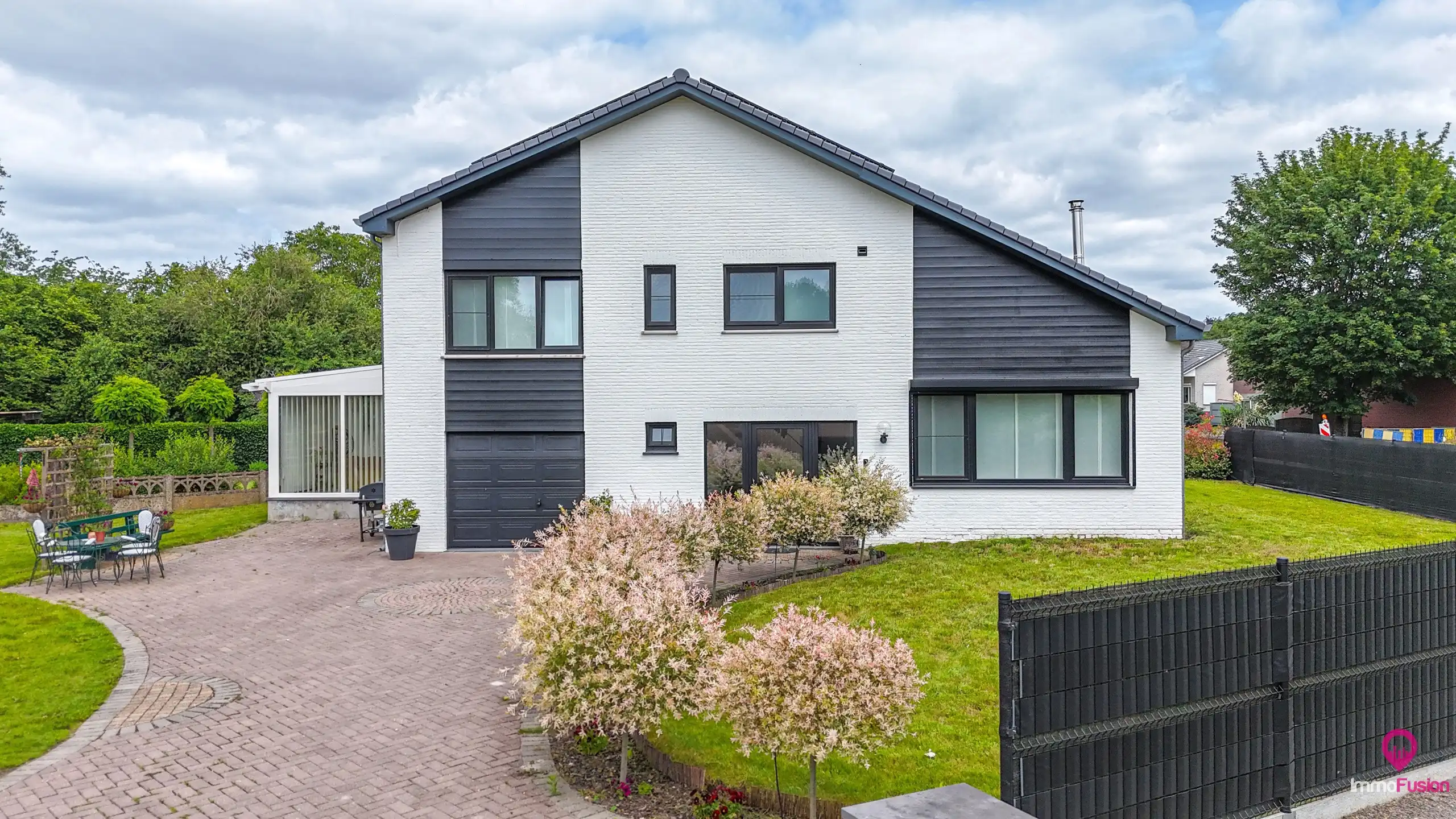 Ruime gerenoveerde gezinswoning met 4 slaapkamers op perceel foto 30