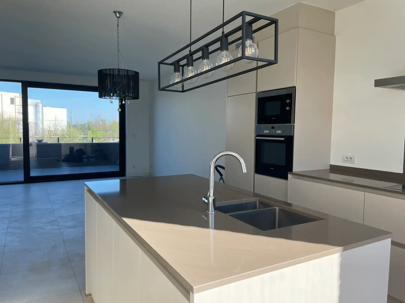 Instapklaar tweeslaapkamer appartement met ruim terras foto 5