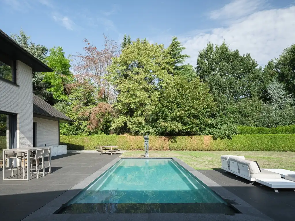 Imposante villa (BJ 2015) met onder meer een buitenzwembad en een sfeervol ingericht bijgebouw met sauna foto 25