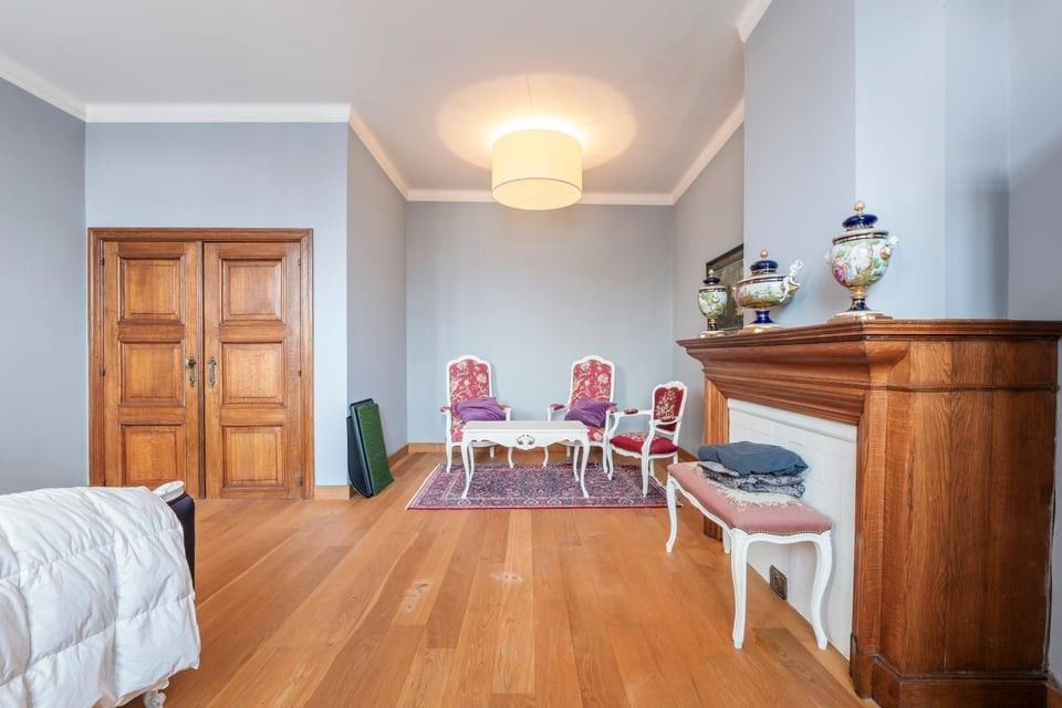 ICONISCH HANDELSPAND MET LUXUEUZE WOONST OP DE GROTE MARKT VAN SINT-TRUIDEN foto 13