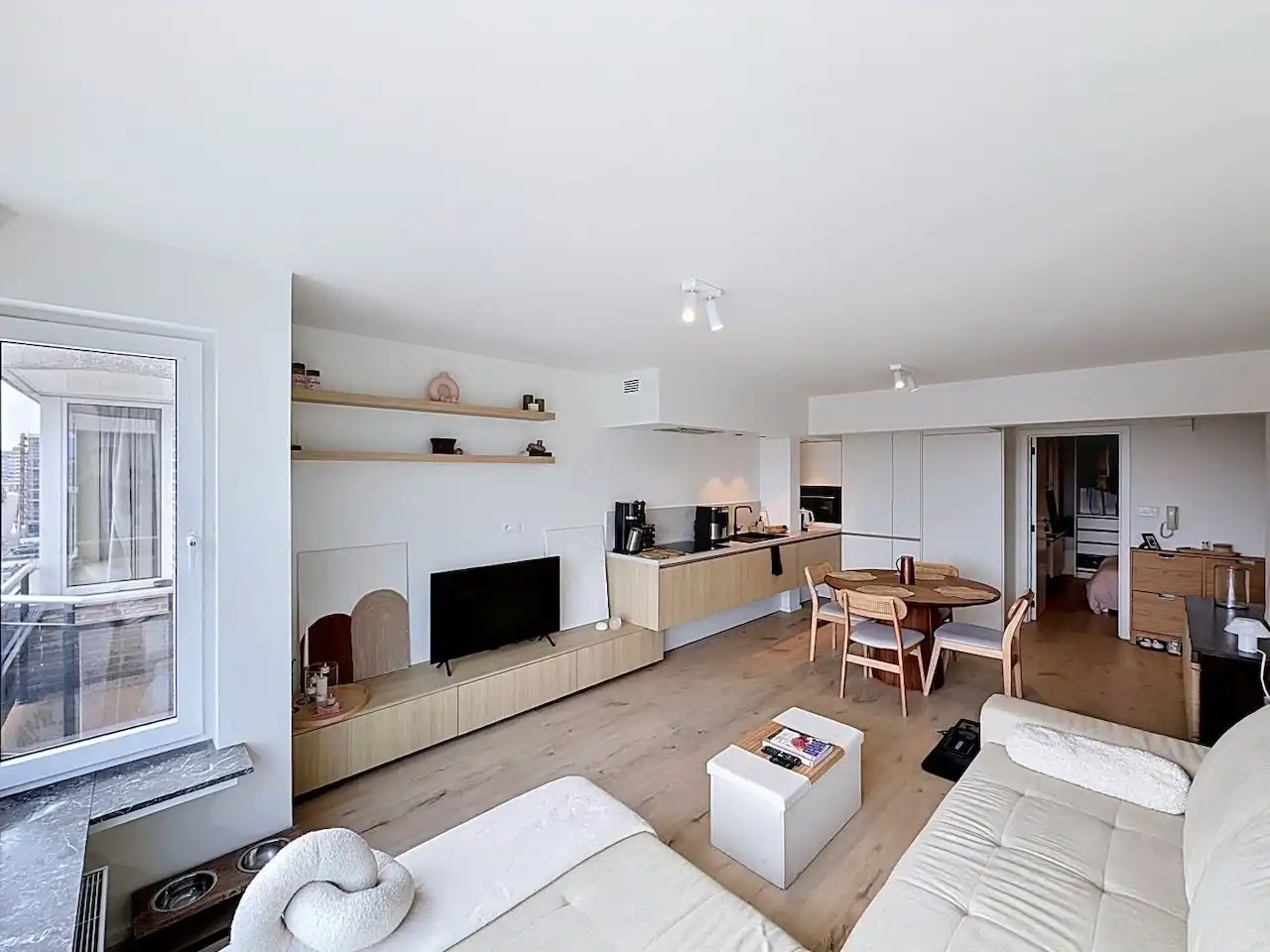Compleet en smaakvol gerenoveerd één slaapkamer appartement met open zicht op de Graaf d'Ursellaan foto 2