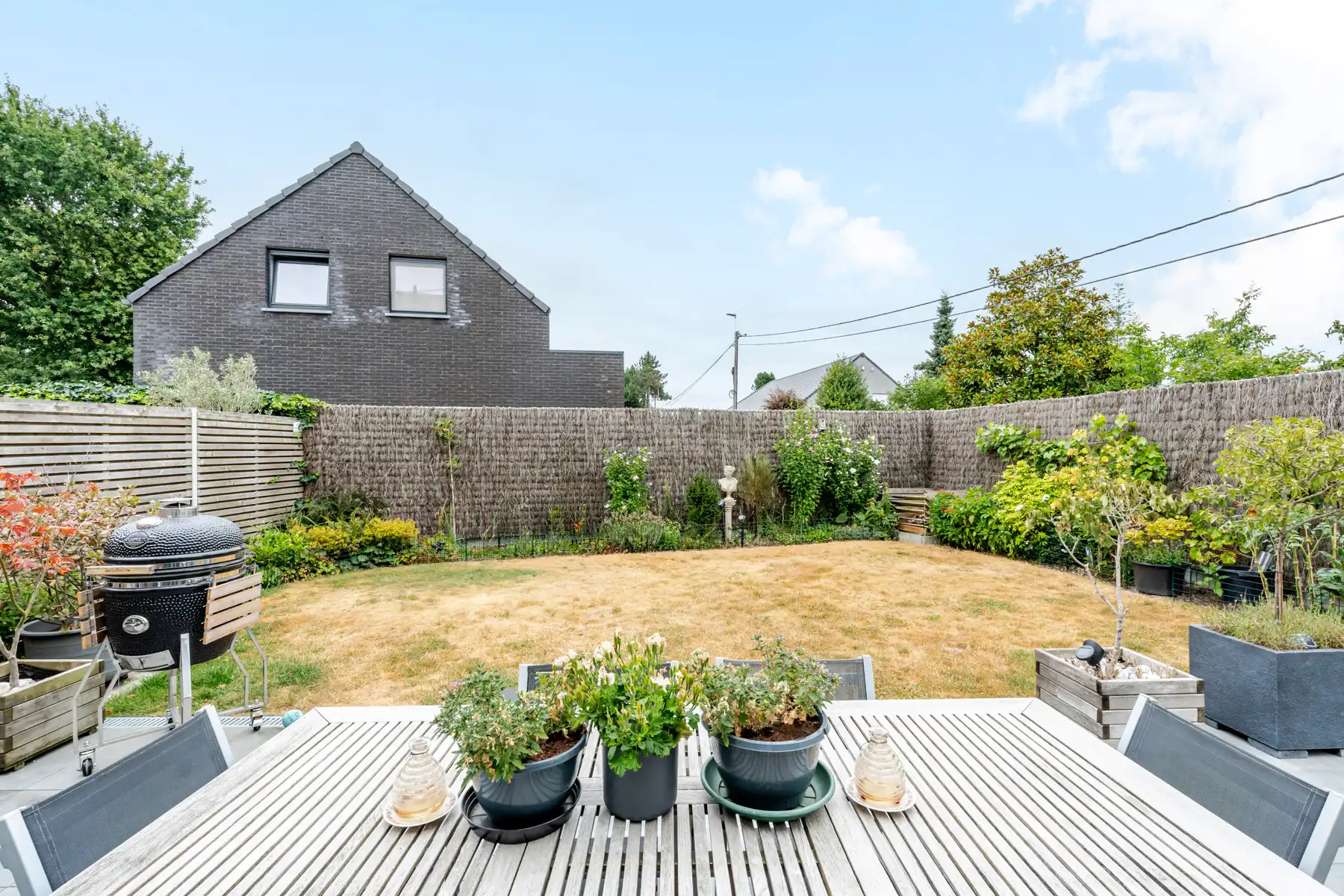 Gezellige recente halfopen bebouwing met tuin en staanplaatsen foto 4