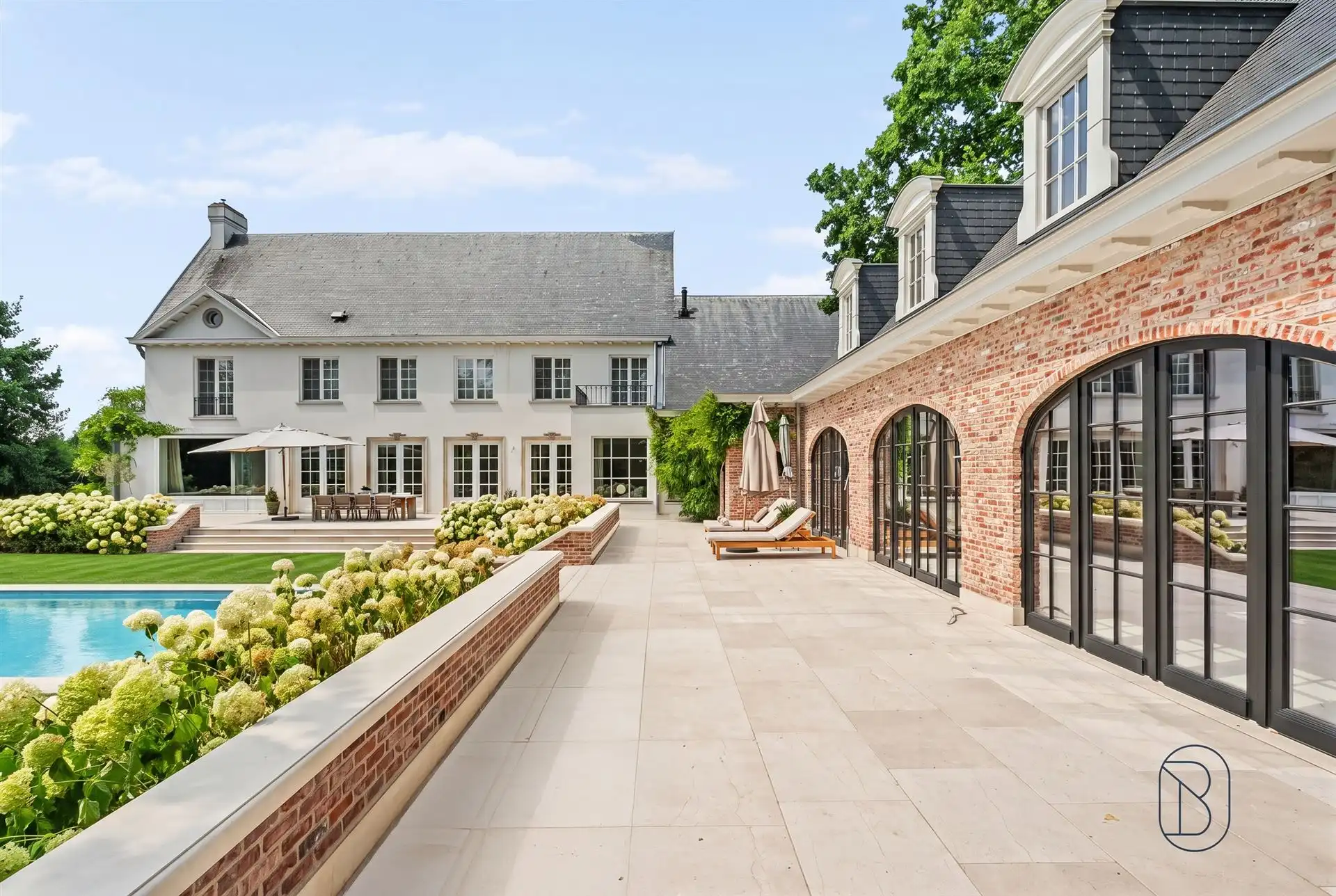 Prachtig afgewerkte franse villa met bijgebouw en zwembad foto 3