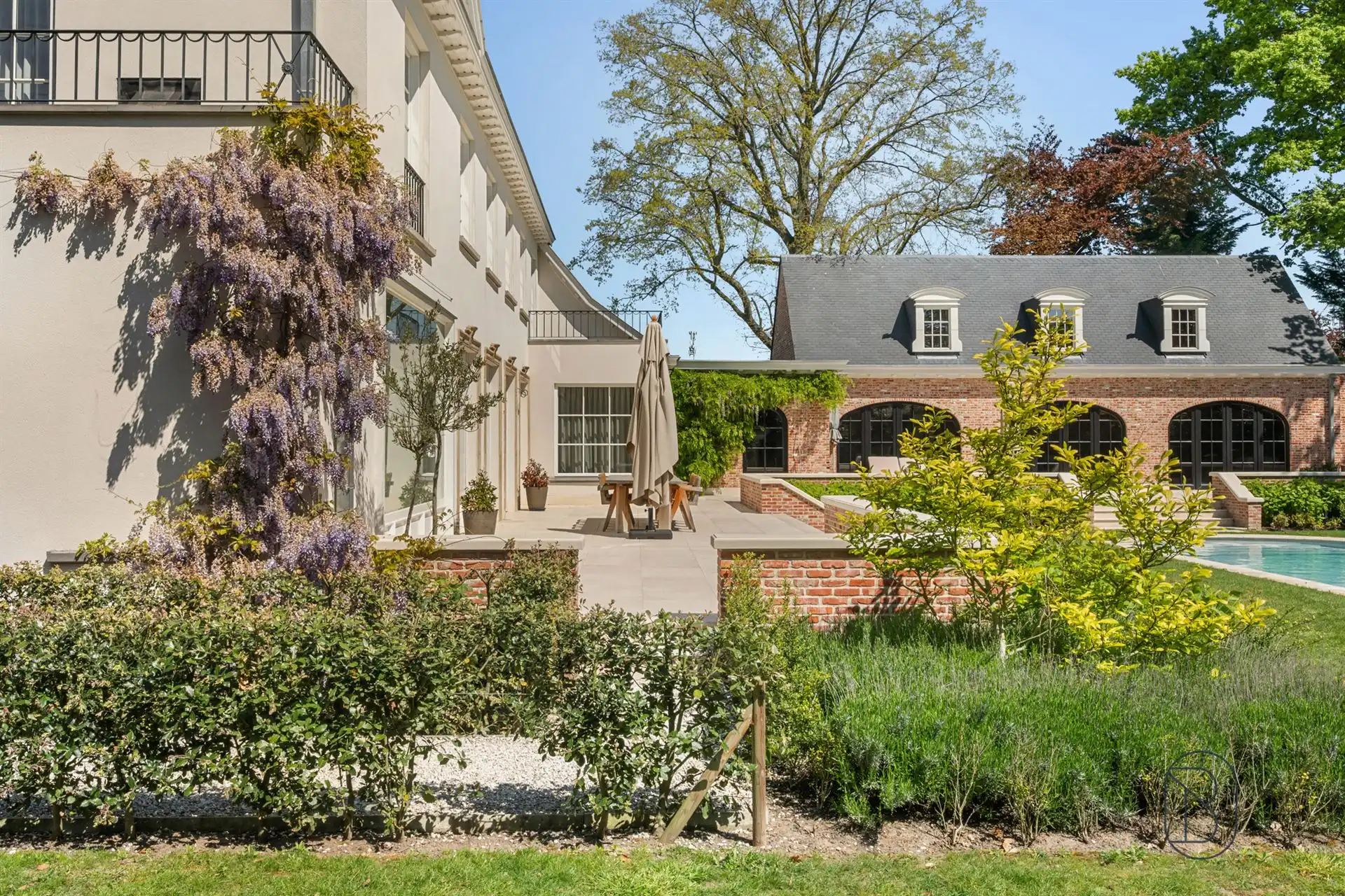 Prachtig afgewerkte franse villa met bijgebouw en zwembad foto 6