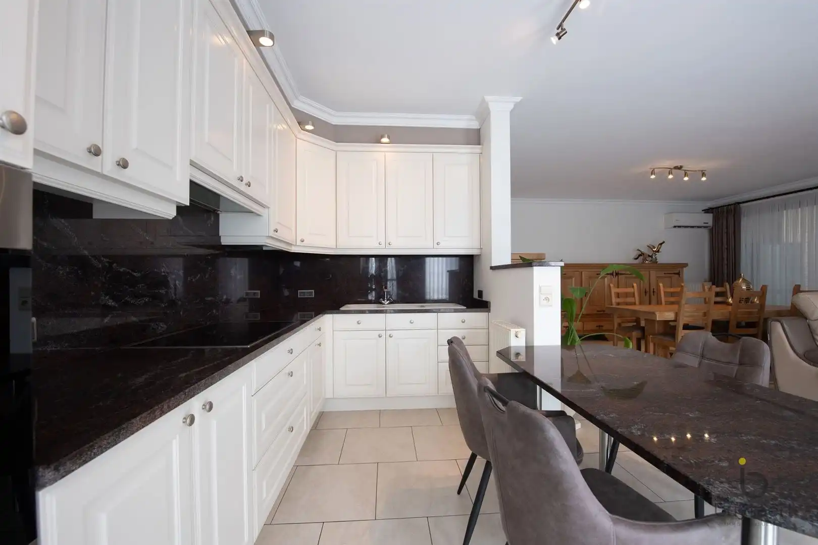 Ruim appartement met vooraan en achteraan terrassen en parking op een pleintje. foto 8