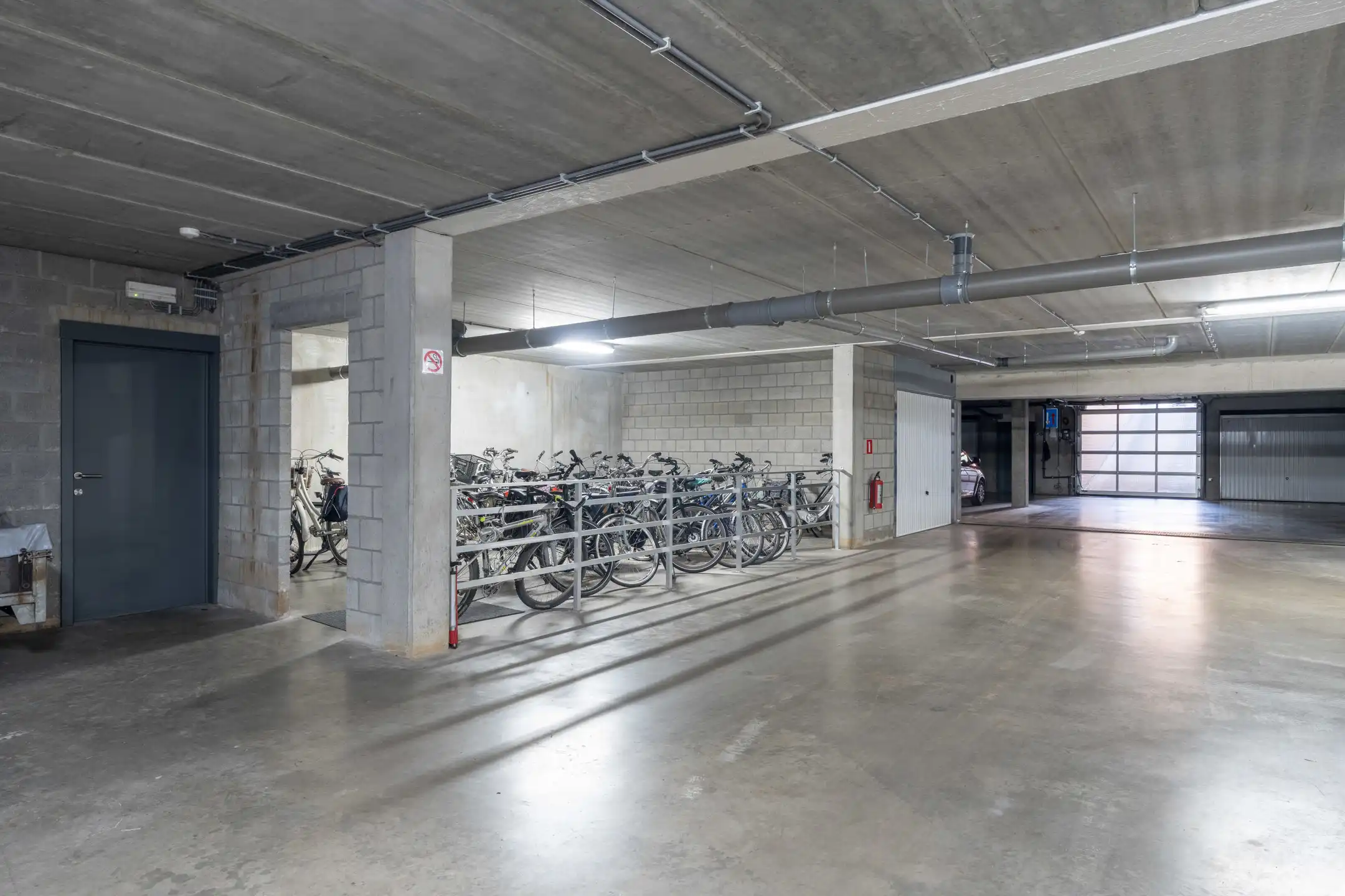 Instapklaar 2-slaapkamer appartement met terras en garagebox foto 19