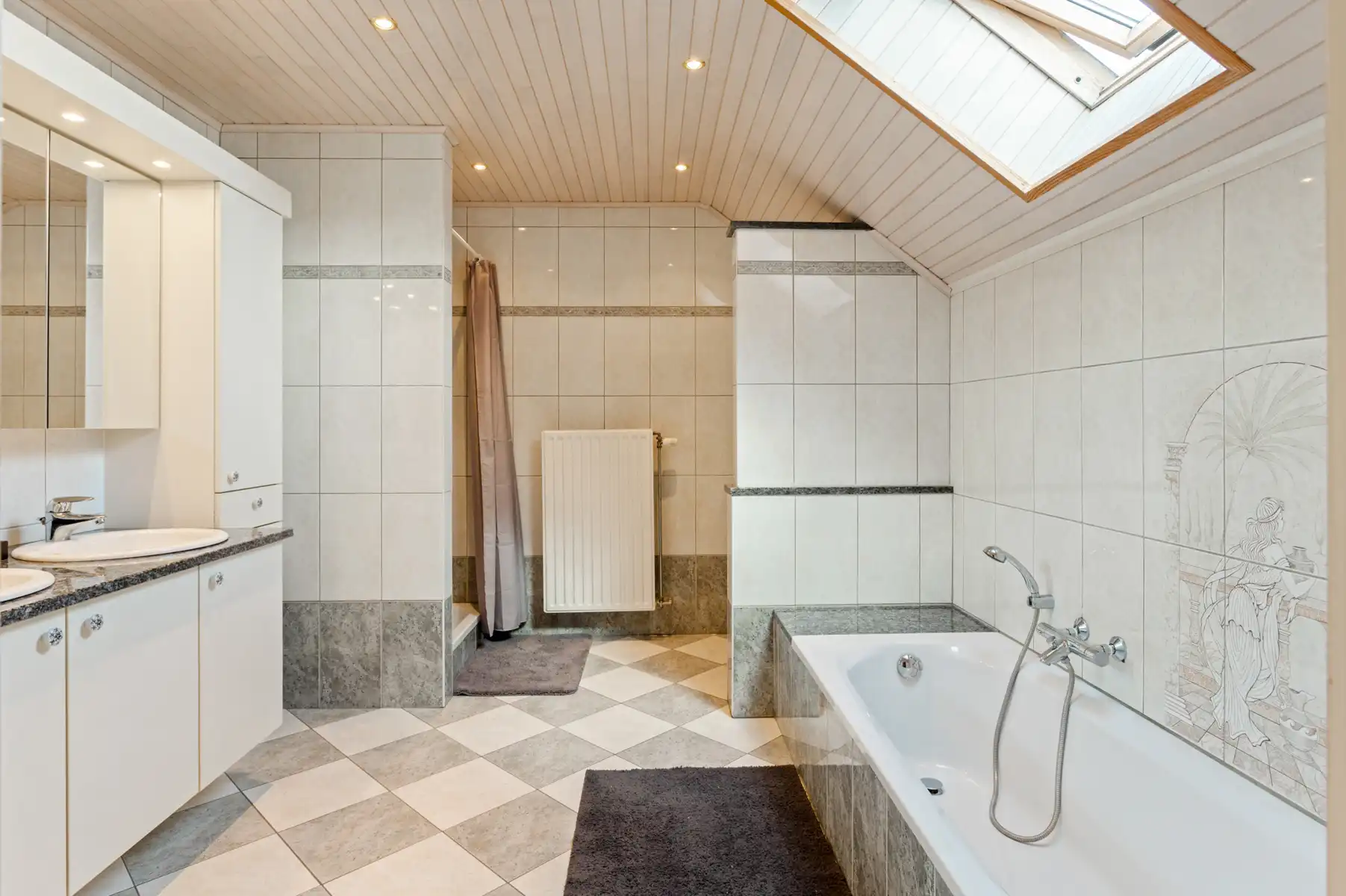Ruime woning met 4 slpks, 2 bdks, garage en tuin foto 22
