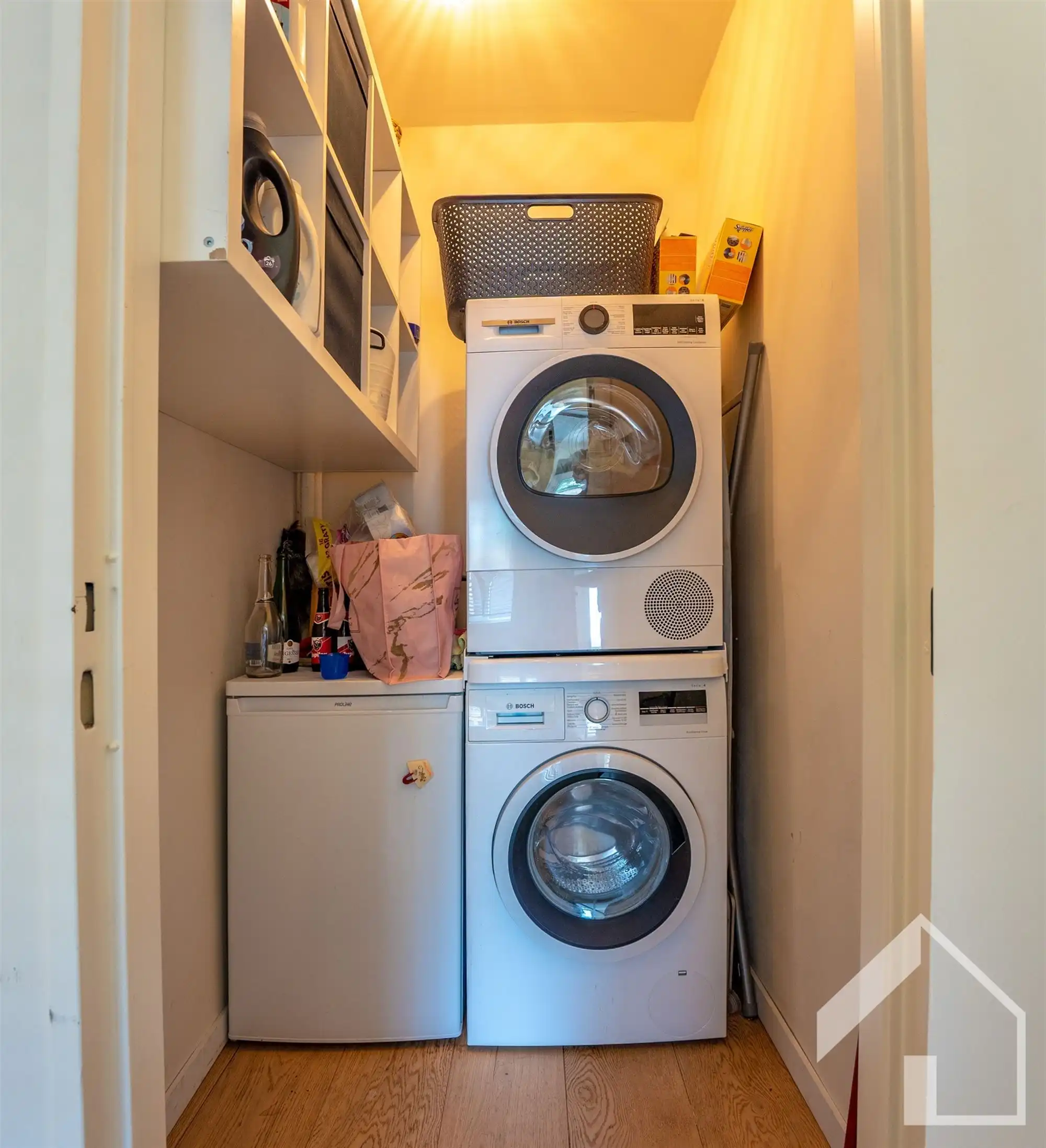 Totaal gerenoveerd gelijkvloersappartement met 2 slaapkamers en garagebox foto 9
