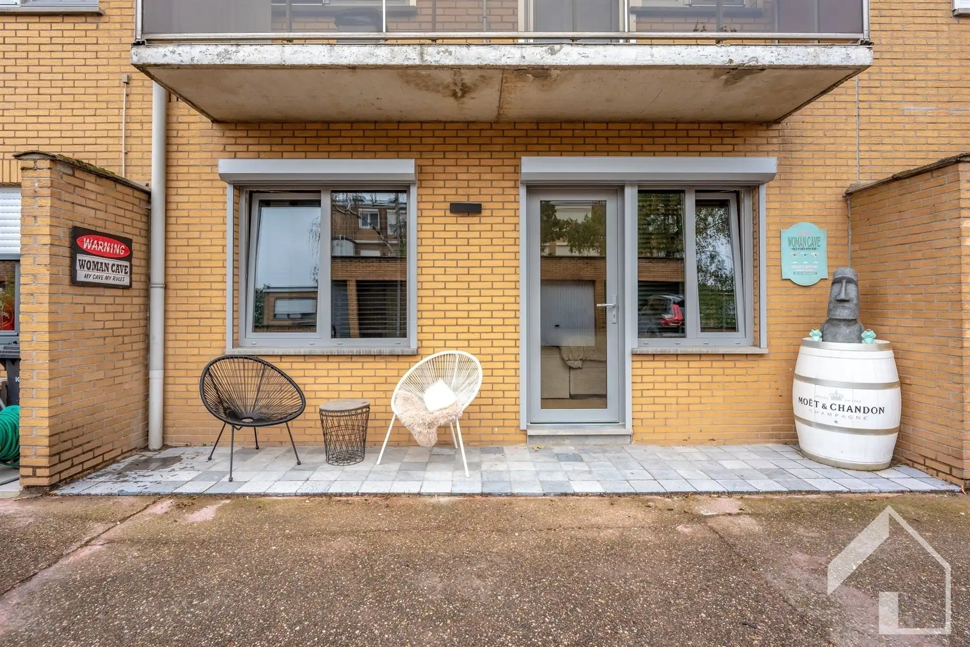 Totaal gerenoveerd gelijkvloersappartement met 2 slaapkamers en garagebox foto 9