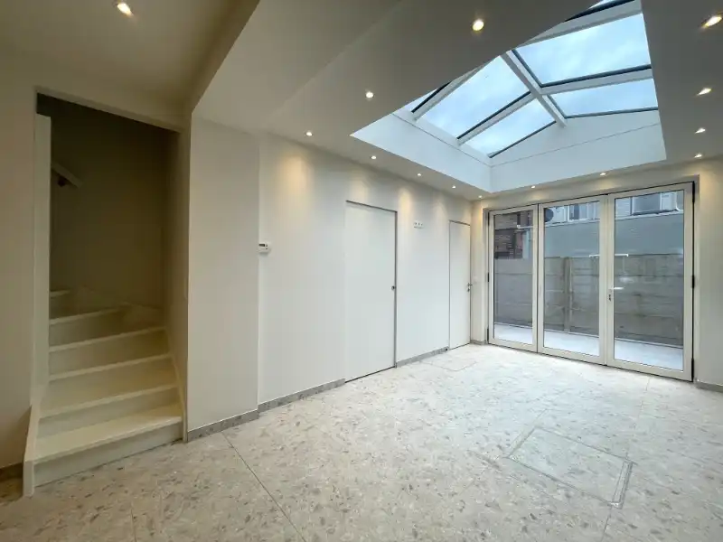 Totaal gerenoveerde woning met terras nabij UZ Gent foto 8