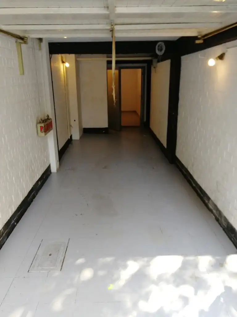 Ruime gesloten garagebox met berging  foto {{pictureIndex}}